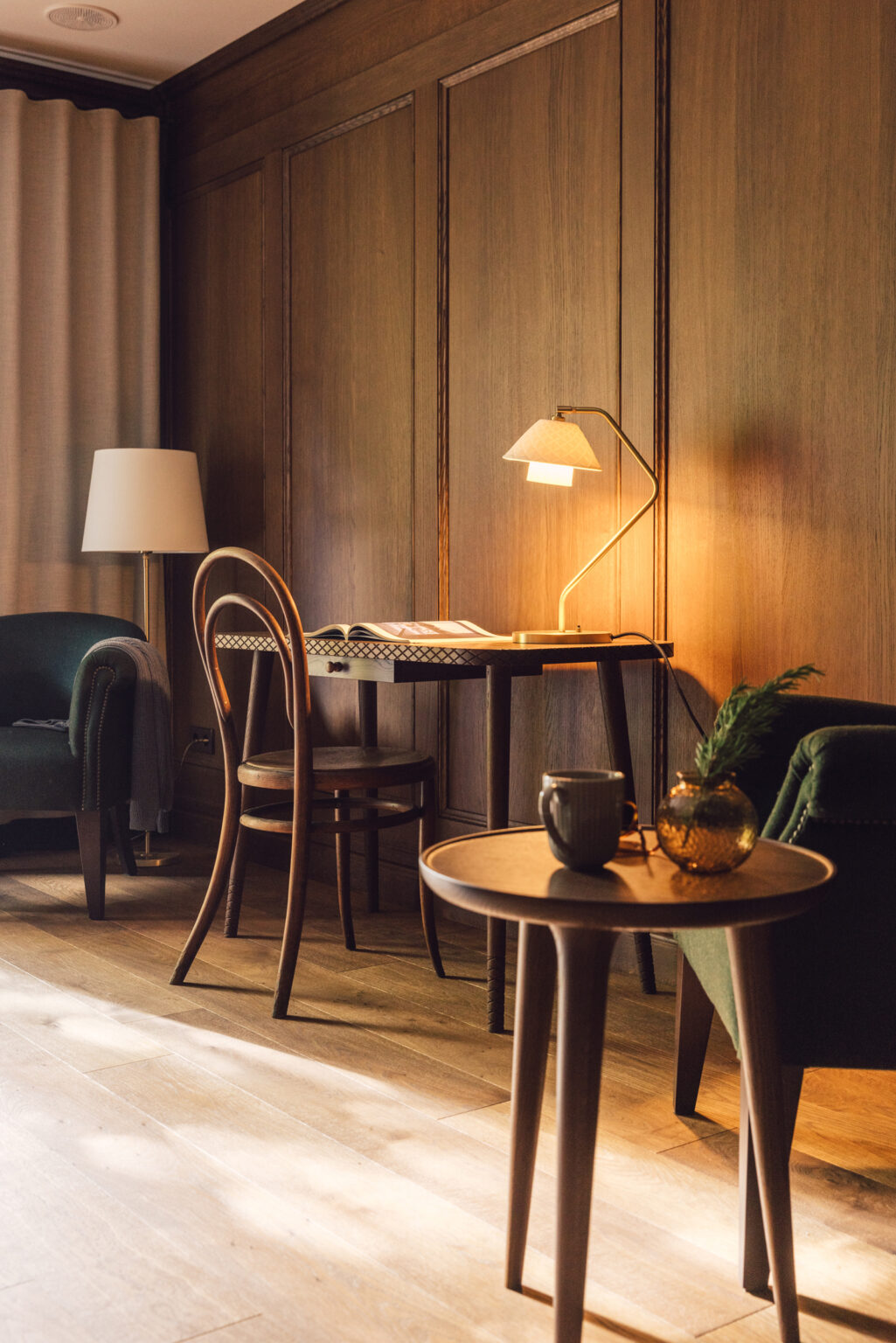 Blick auf Lesetisch im Taube Classic Zimmer.