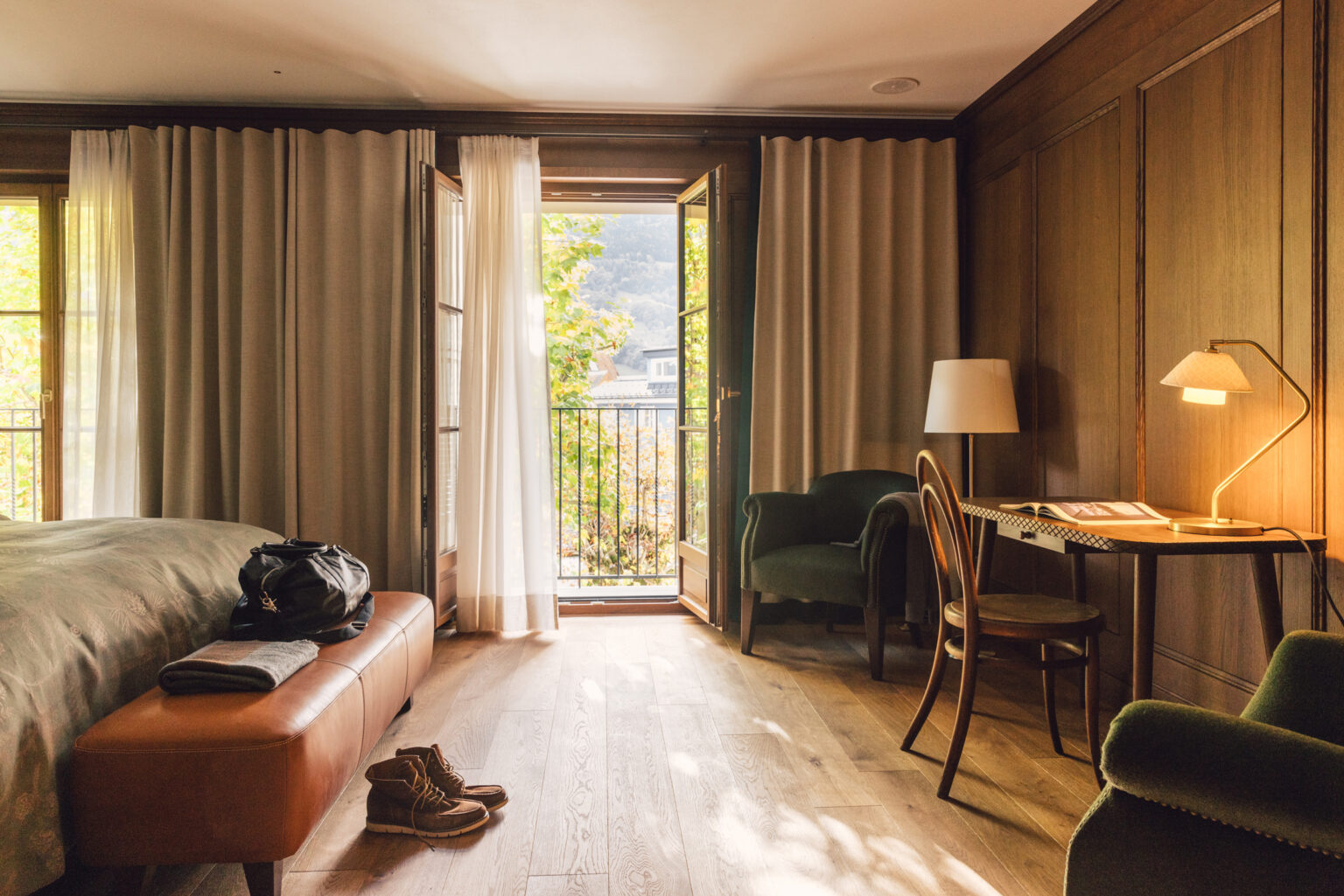 Blick in Richtung Balkon aus Zimmer der Kategorie "Taube Classic" im Posthotel Taube.