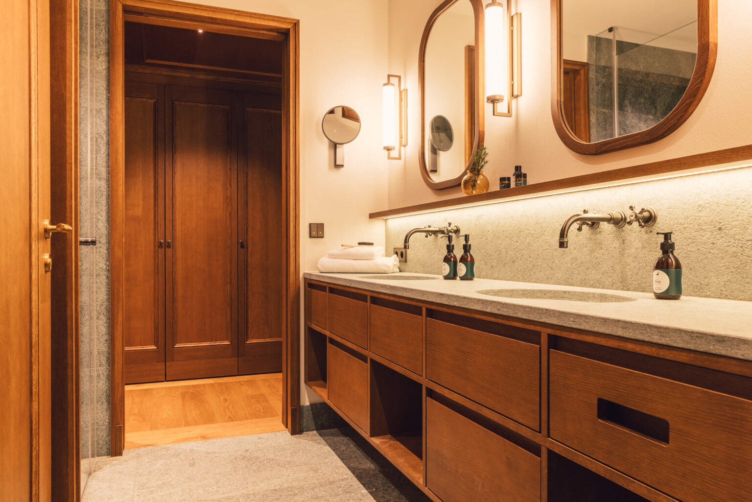 Natursteinbad mit Doppelwaschbecken im Taube Deluxe Zimmer