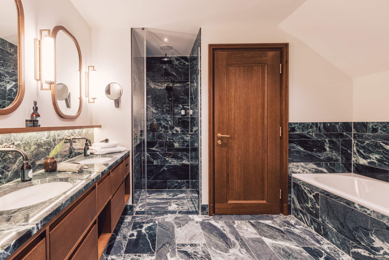 Badezimmer in der Suite "Adler Suite" im Posthotel Taube in Schruns