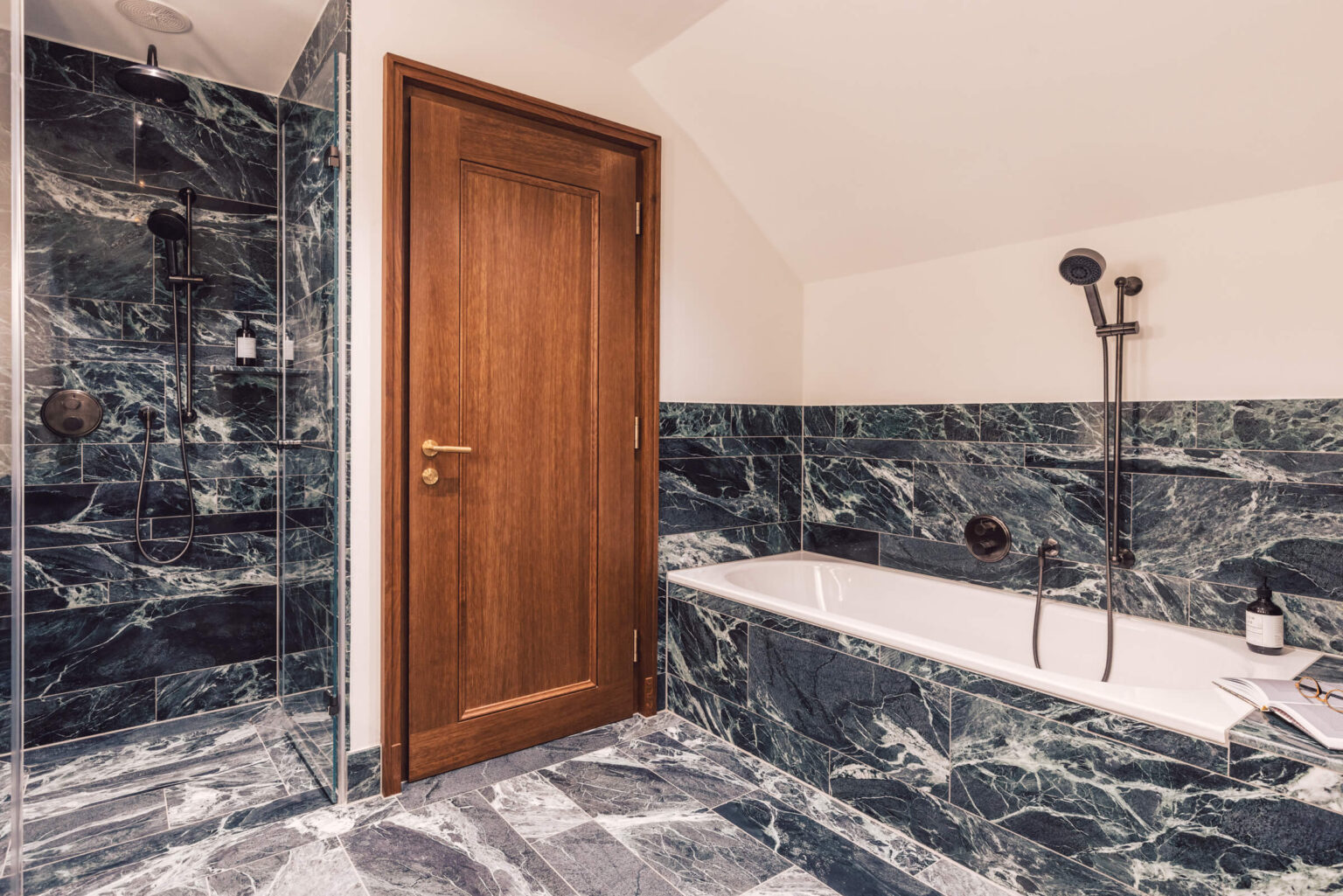 Badezimmer in der Suite "Adler Suite" im Posthotel Taube in Schruns