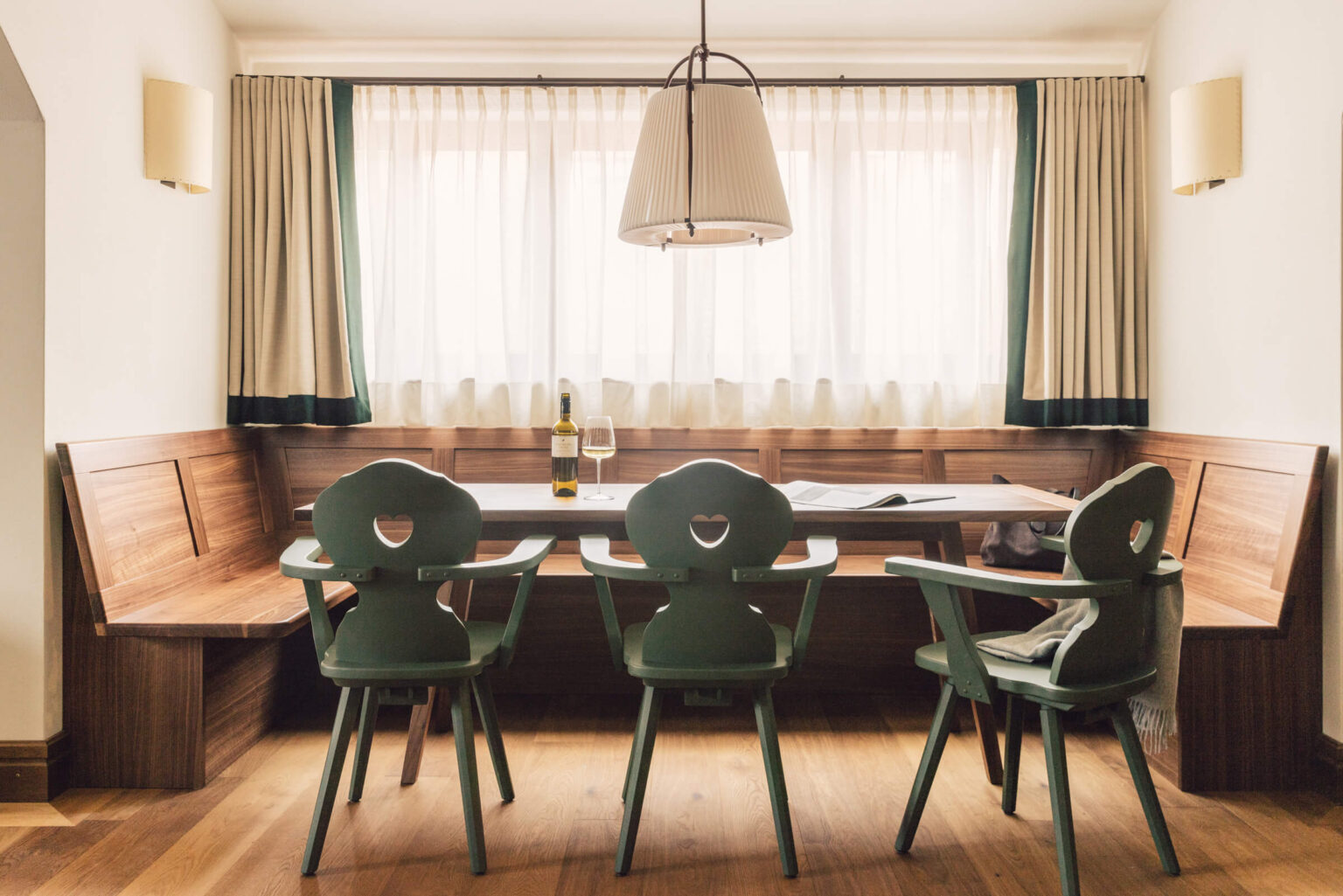 Esstisch in der Suite "Jäger Suite" im Posthotel Taube in Schruns