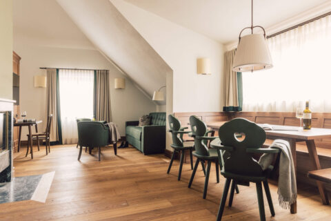 Esstisch in der Suite "Jäger Suite" im Posthotel Taube in Schruns