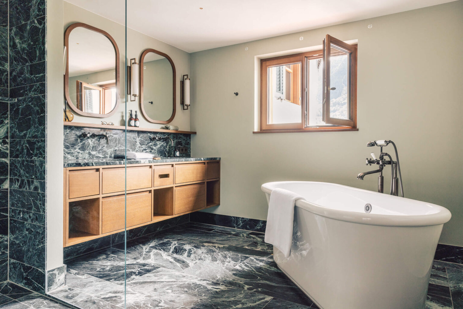 Badezimmer in der Suite "Jäger Suite" im Posthotel Taube in Schruns