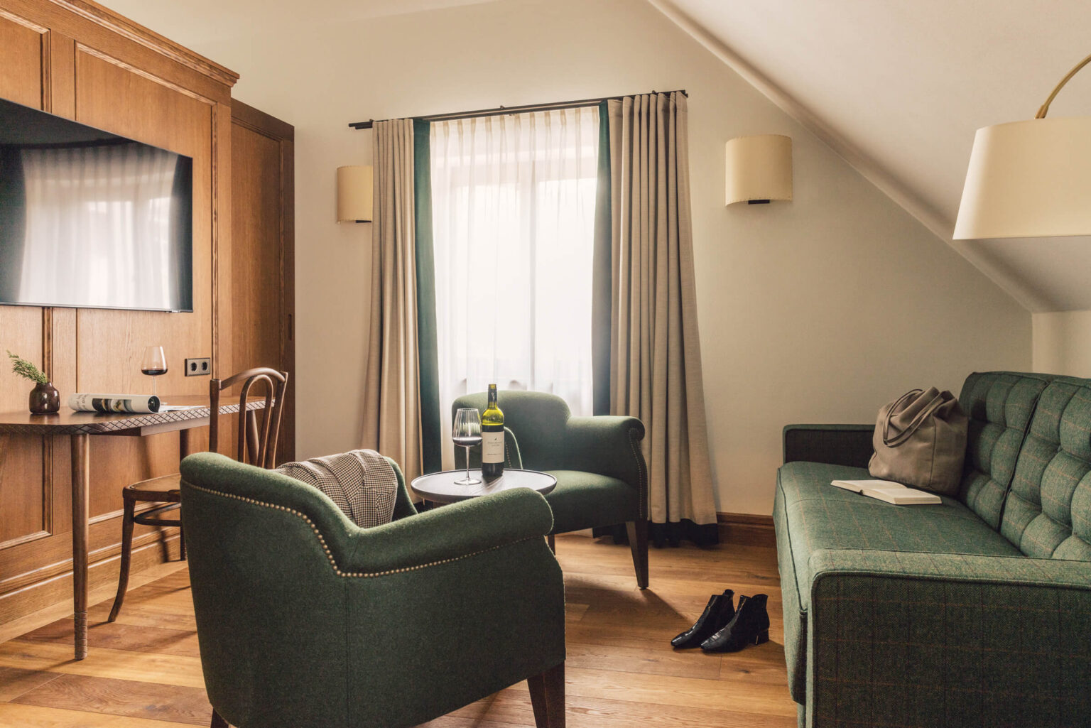 Wohnbereich in der Suite "Jäger Suite" im Posthotel Taube in Schruns