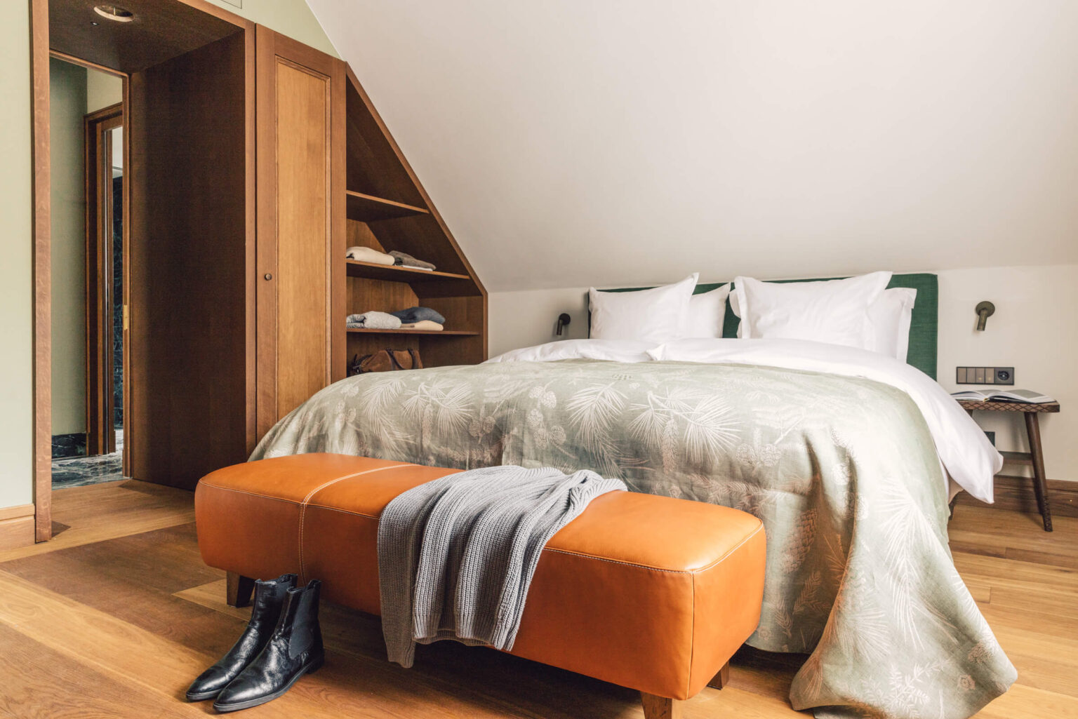 Schlafbereich in der Suite "Jäger Suite" im Posthotel Taube in Schruns