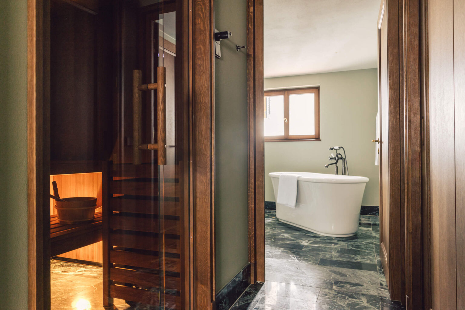 Badewanne in der Suite "Jäger Suite" im Posthotel Taube in Schruns