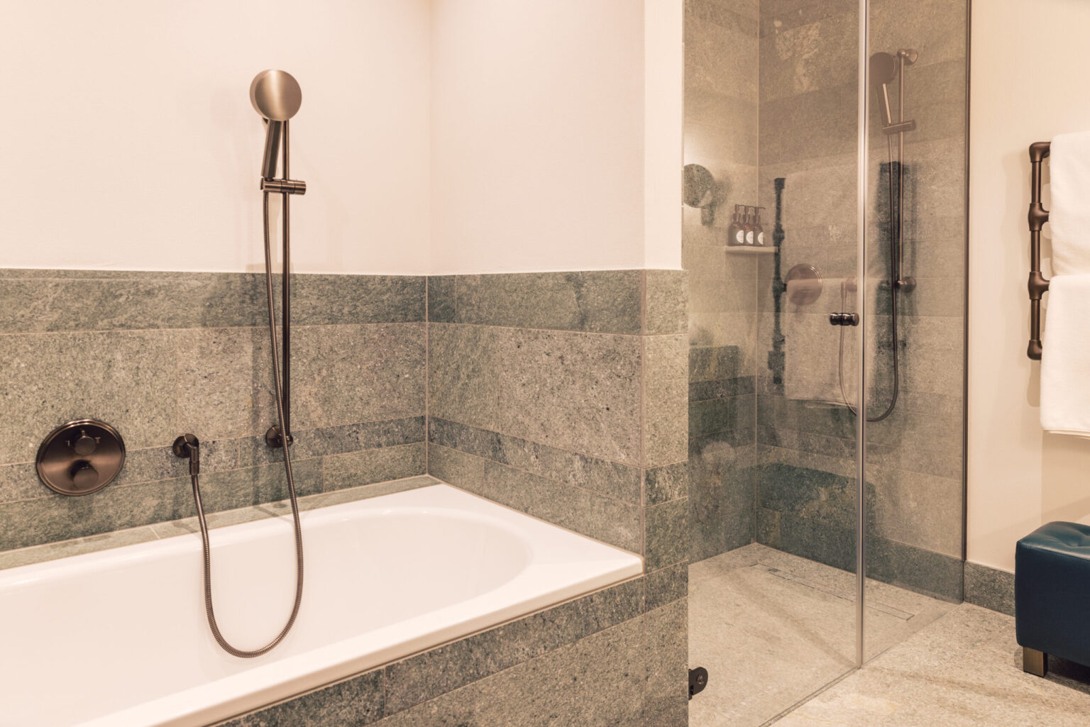 Badezimmer "Taube Relax" mit Badewanne und Dusche im Posthotel Taube in Schruns