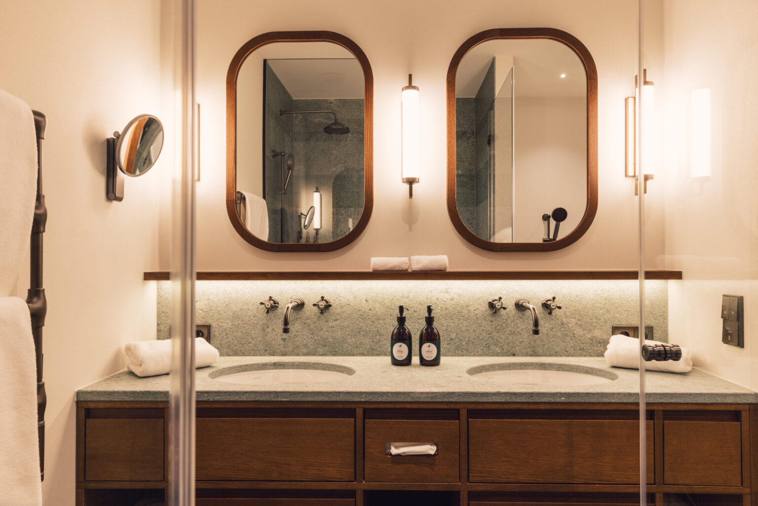 Badezimmer im Zimmer "Taube Relax" im Posthotel Taube in Schruns