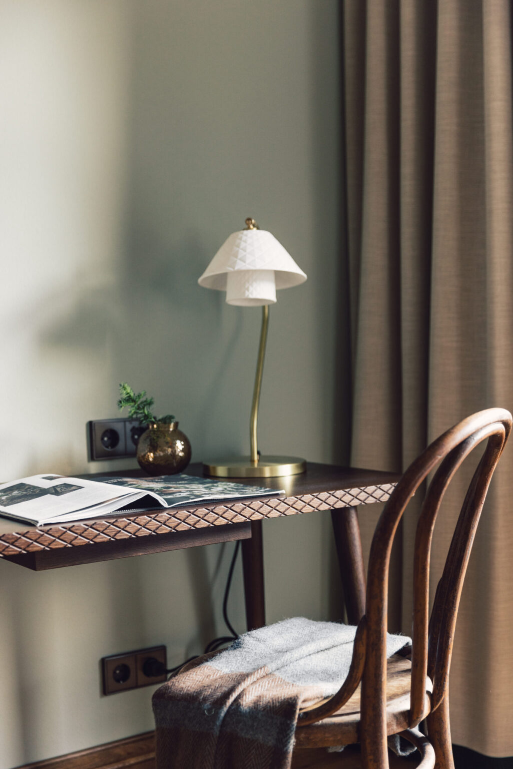 Holztisch im Zimmer "Taube Relaxe" im Posthotel Taube in Schruns