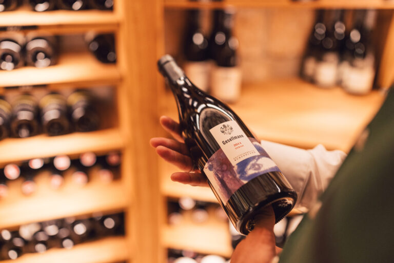 Detailaufnahme Wein im Weinkeller des Posthotel Taube in Schruns