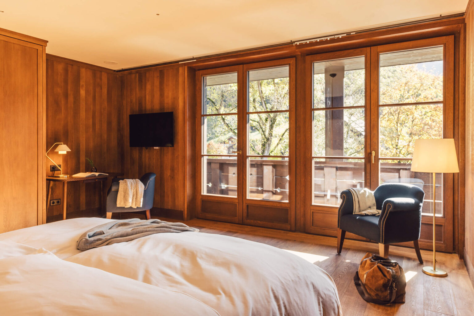 Blick in Richtung Balkon im Alpgues Superior Zimmer.