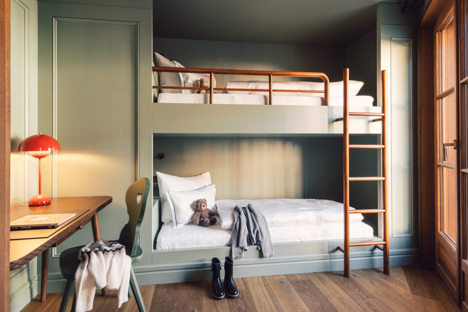 Kinderbett im Zimmer "Taube Classic Family" – Posthotel Taube Schruns