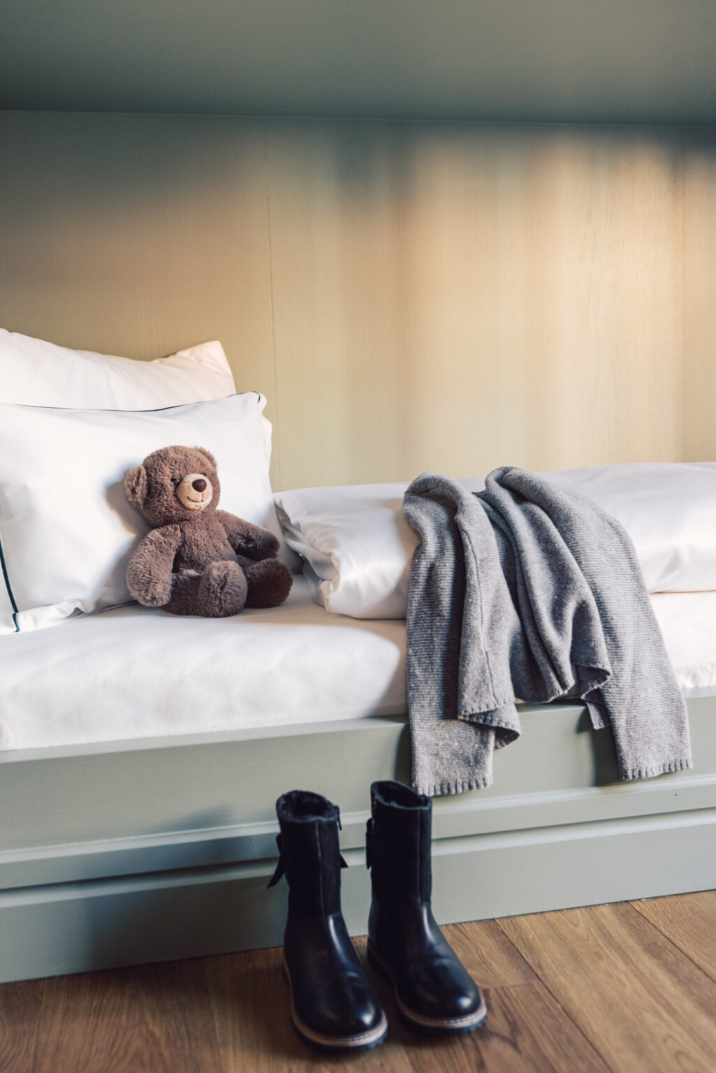 Kinderbett im Zimmer "Taube Classic Family" – Posthotel Taube Schruns