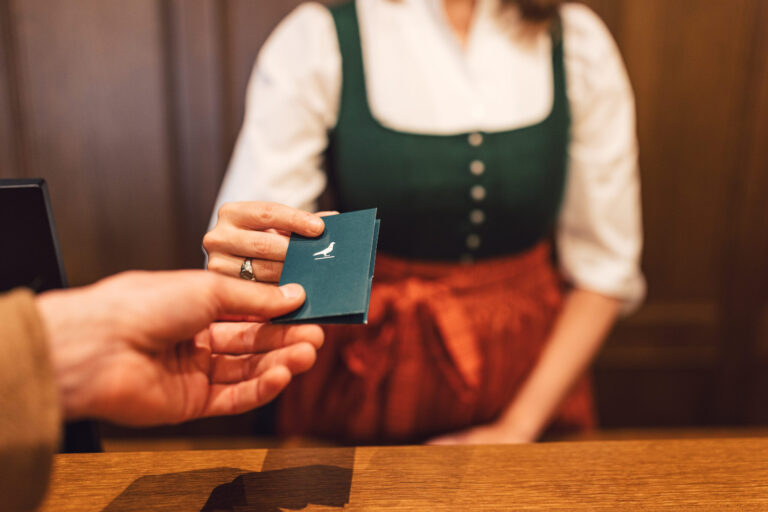 Detailansicht an der Rezeption im Posthotel Taube Schruns