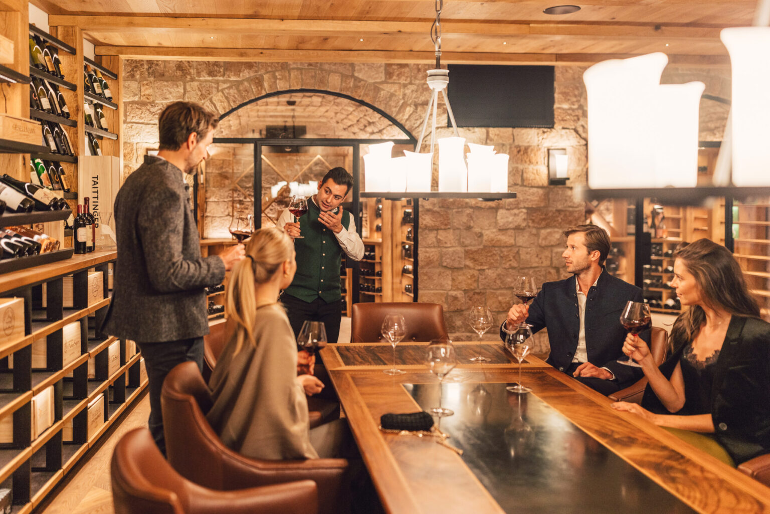 Sommeliers mit Gästen im Weinkeller des Posthotel Taube in Schruns