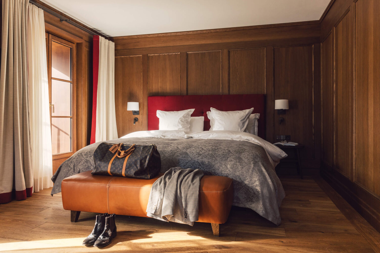 Blick auf das Doppelbett in einem Zimmer der Kategorie "Taube Classic Family" im Posthotel Taube.