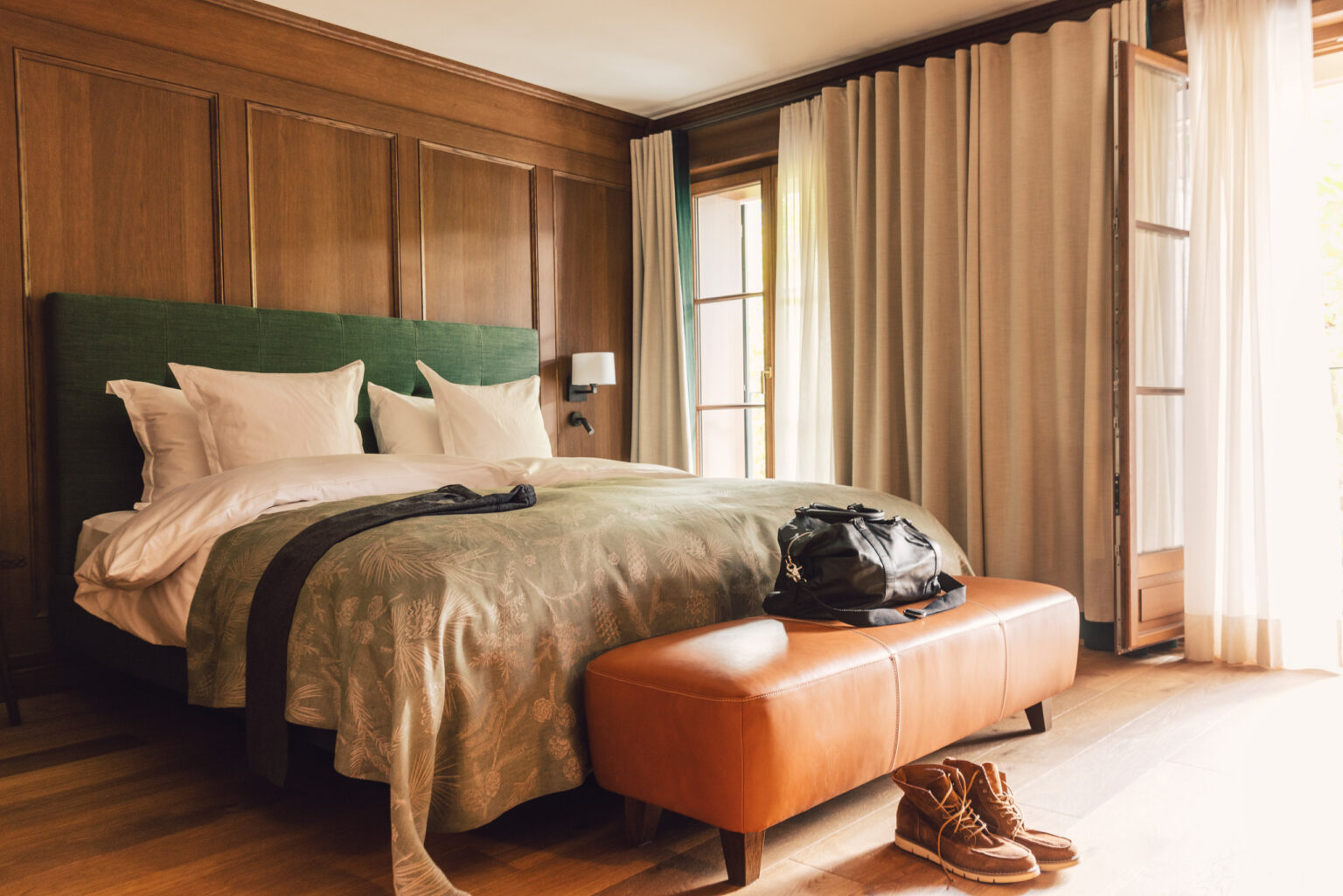 Bett in schönem Hotelzimmer im Posthotel Taube in Schruns.