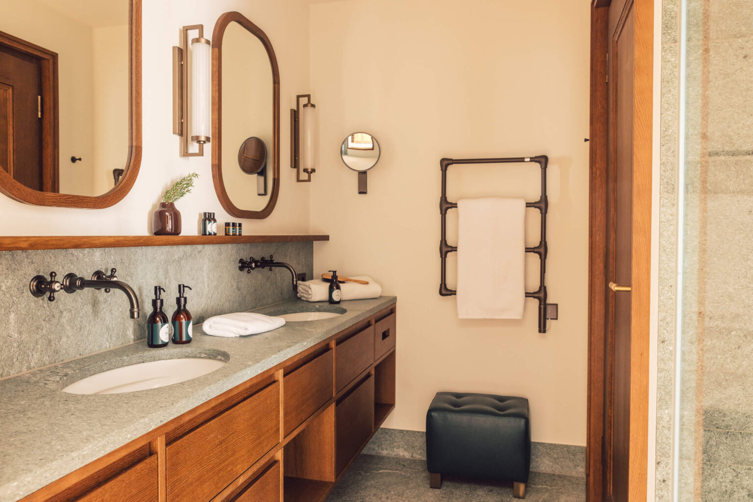 Natursteinbadezimmer im mit Doppelwaschbecken im Taube Classic Family Zimmer