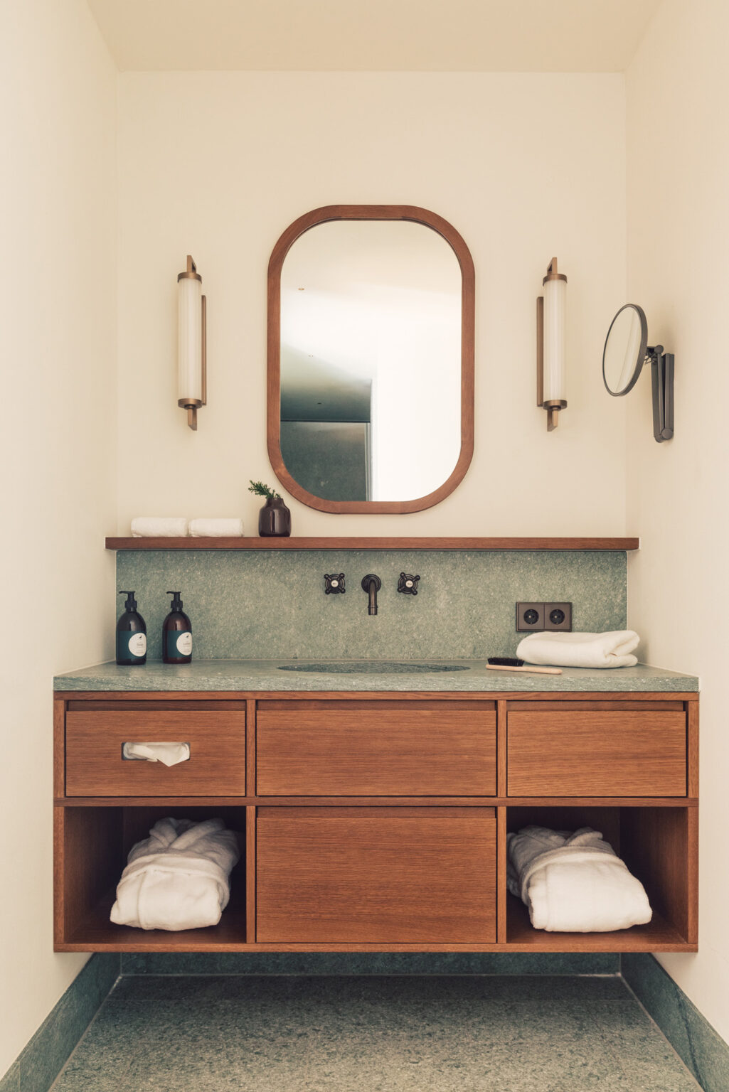 Schönes Badezimmer in einem Hotelzimmer des Posthotel Taube in Schruns.