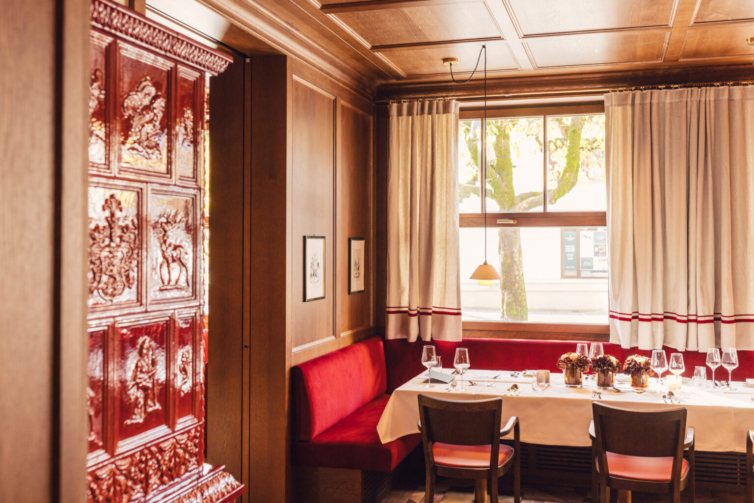 Gedeckter Tisch in der Taubenstube im Posthotel Taube in Schruns