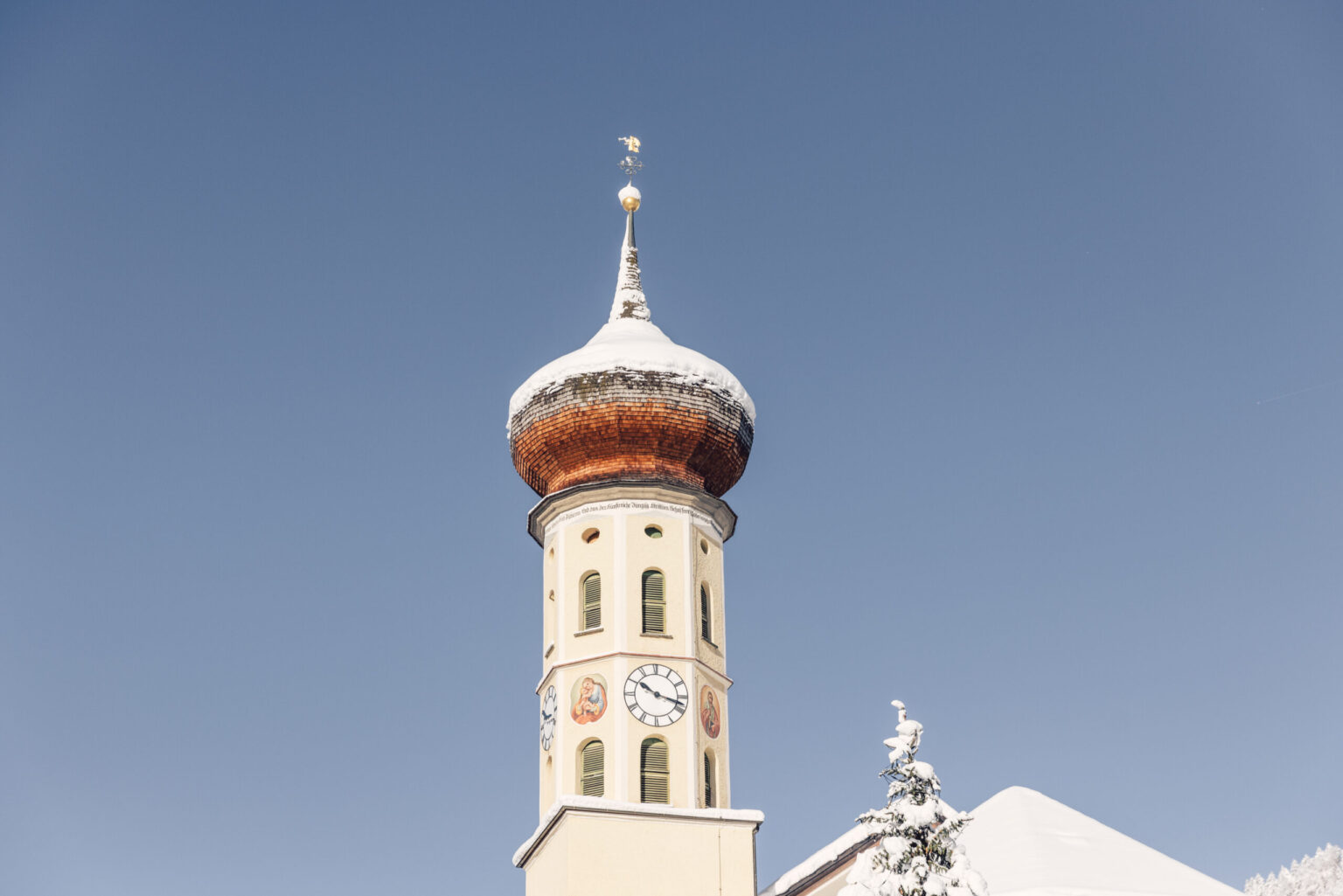 Kirchturm hinter dem Posthotel Taube in Schruns