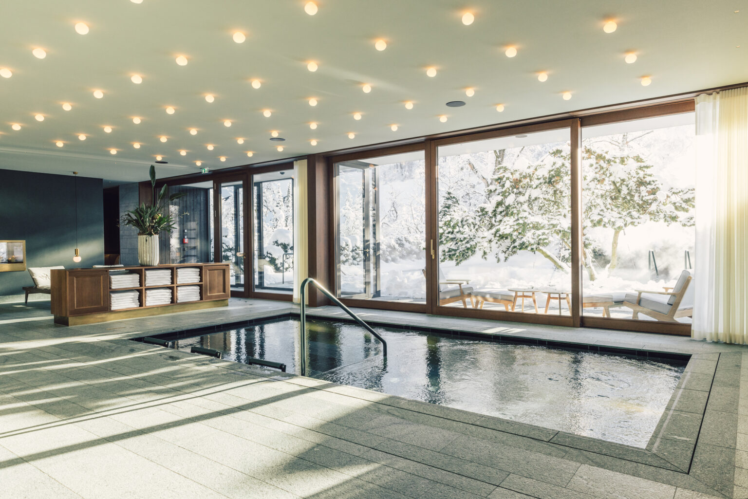Innenpool beim Alpgues Spa im Posthotel Taube in Schruns