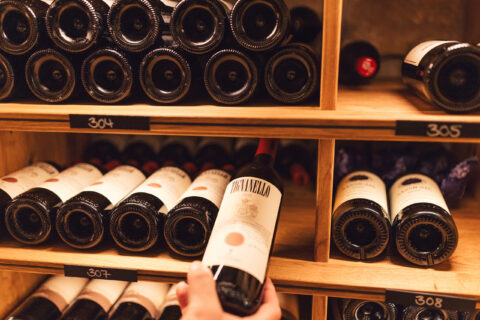 Flaschenregal Weinkeller im Posthotel Taube in Schruns