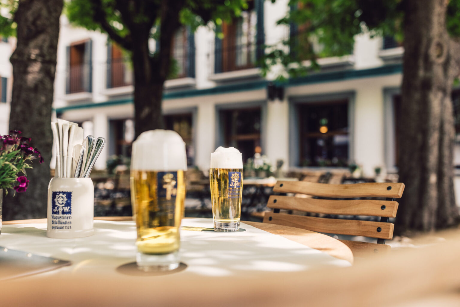 Bier im Taubengarten im Posthotel Taube in Schruns im Sommer
