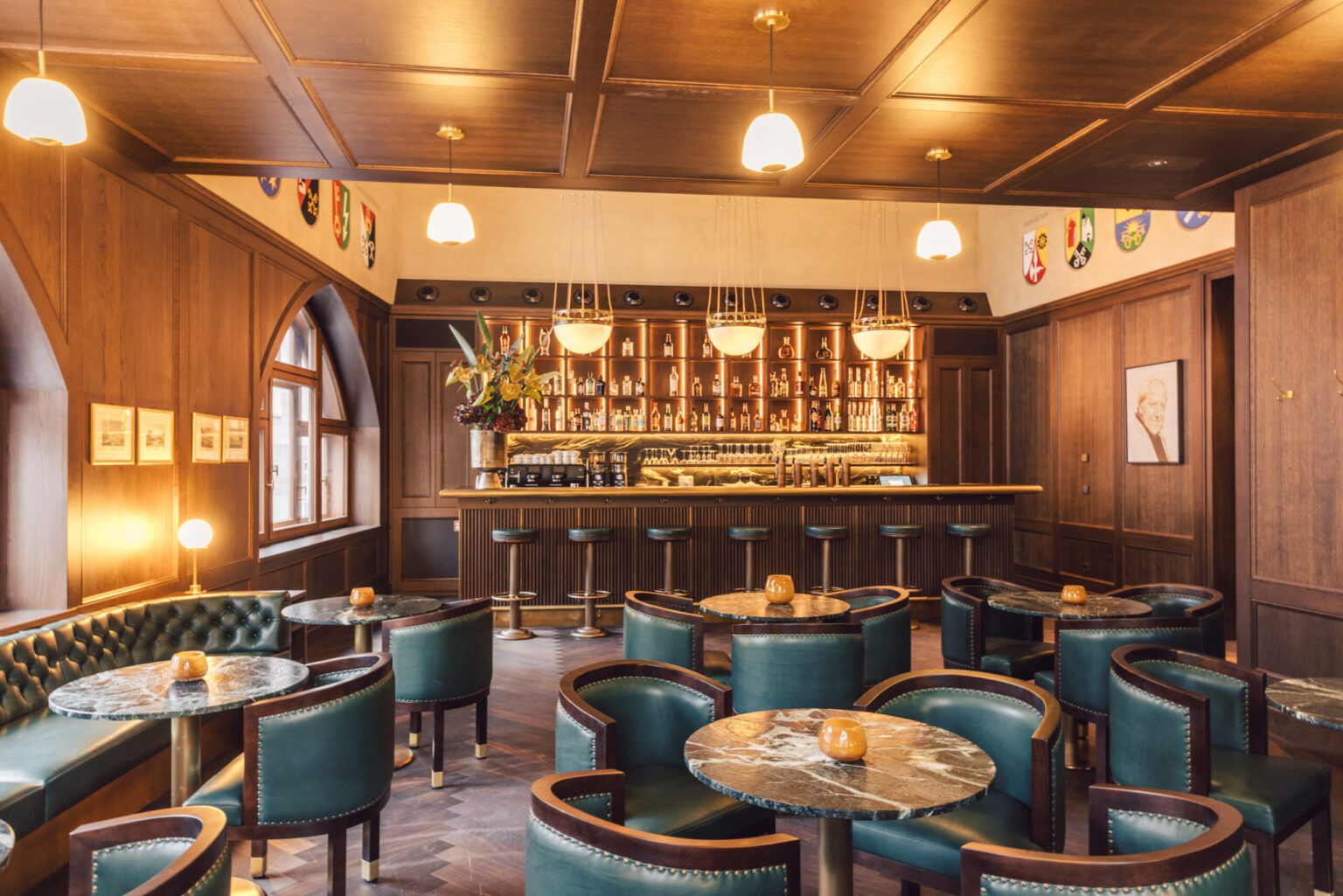 Innenbereich Schurle Halle im Posthotel Taube. Die mondäne Tagesbar mit Bistro-Küche