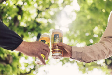 Anstoßen mit Bier im Taubengarten im Posthotel Taube in Schruns im Sommer