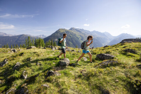 Wanderpaar Montafon Berge