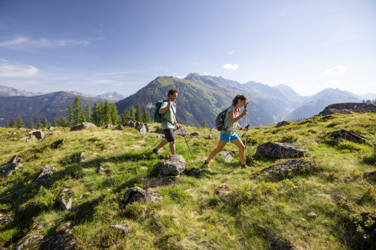 Wanderpaar Montafon Berge