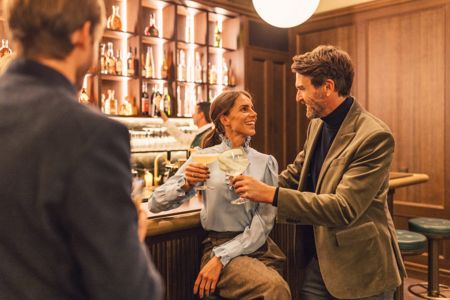 Ein Paar mit Cocktail in der Schurle Halle